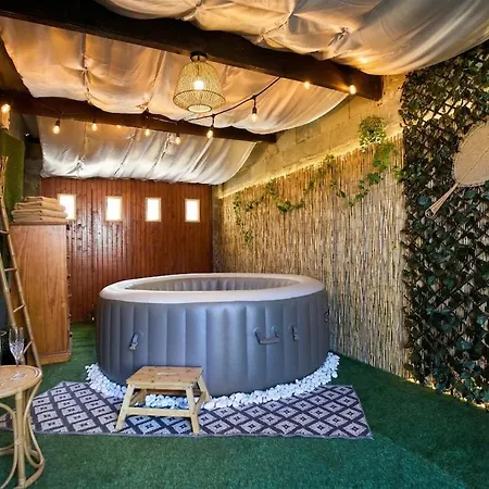Feriehus La Bohemienne, House, Hot Tub, Garden, Parking